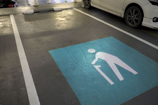 vaga idoso estacionamento 2 A legislação prevê infração para quem ocupar vagas de idosos indevidamente. Saiba o que acontece e como fazer o uso correto do espaço.