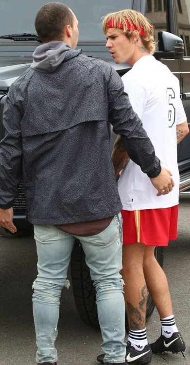 bromancebooty:Justin Biebs is a damn hot ass