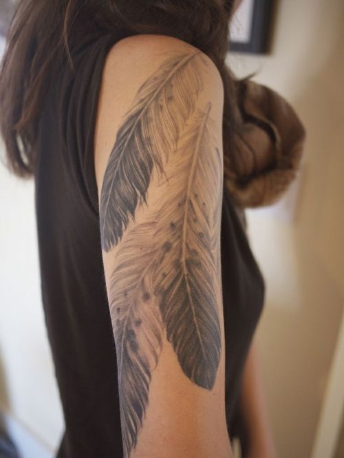 toptattooideas:Realistic Feathers...