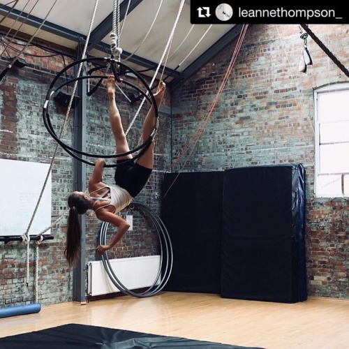 Amazing shapes from NCCA grad @leannethompson_ ⚡️
.
.
.
.
.
.
#aerialsphere #aerialsofig #circuseverydamnday