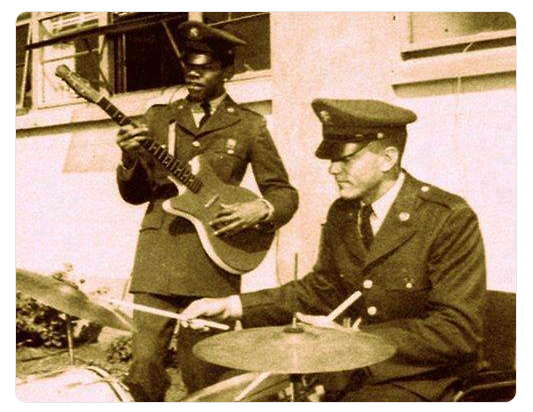 corallorosso:
âJimi Hendrix playing with the 101st Airbourne while stationed in Fort Campbell, Kentucky in 1962
- Lost in History
â
