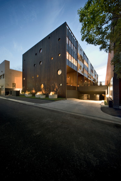 archatlas:<br /><br /><br /><br />Hue ApartmentsHue designed by <br /><br />Jackson Clements Burrows Architects<br /><br />is a 5 level 29 apartment residential development in inner city Richmond, Australia. The project is unusual and innovative providing both a two storey walk-in townhouse type at ground level and three stories of one and two bedroom apartments above. The sectional concept for the building limits the circulation areas to a minimum significantly improving the sellable floor area available to apartments. The facade provides an abstract presence at street level which diminishes the sense of scale of the building relative to the domestic scale of the houses on the opposite side of the street.Images and text via