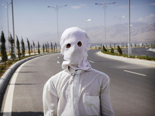 et-alia:A gardener shrouded against the sun on a 40C day in...