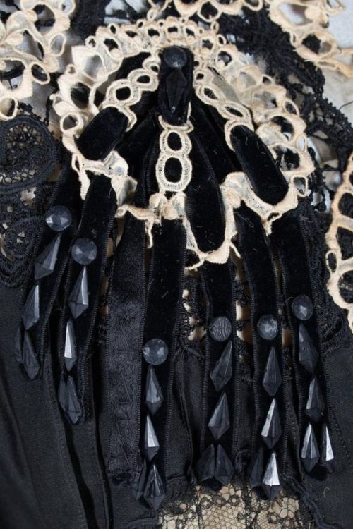 fashionsfromhistory:Up Close: Dress, c.1890-1900 (Grand Rapids...