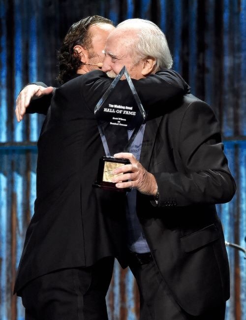 thewalkingdead-hq:Scott Wilson receives The Walking Dead Hall of Fame award at The Walking Dead...