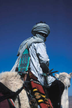 Homme Touareg sur un dromadaire en Algérie, en mars 1979. Michel Huet.