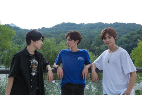 johnjae-in-your-area:the tables have turned. maknae taking it...