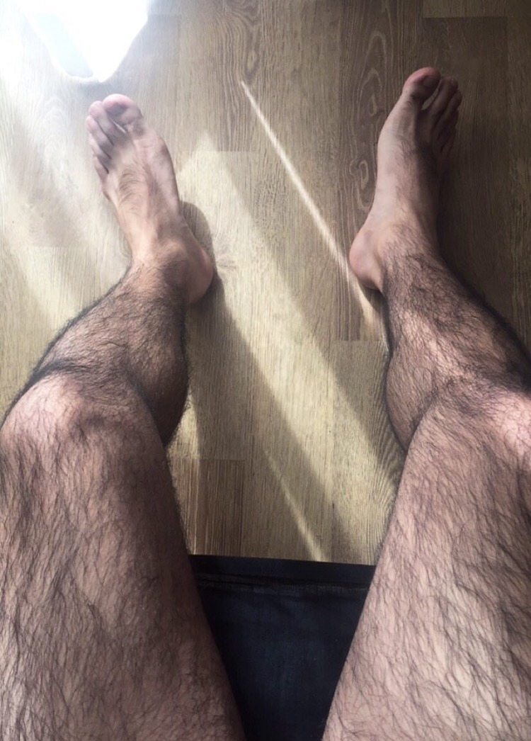 Видеть волосатые ноги. Красивые мужские ноги. Ногомужскте волосатые.