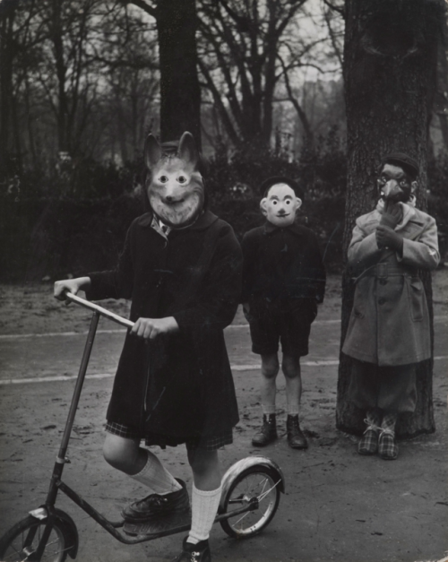 hauntedbystorytelling:
“Agnès Varda :: Mardi Gras, 1953 / via thephotoregistry / src: agnes-varda
”