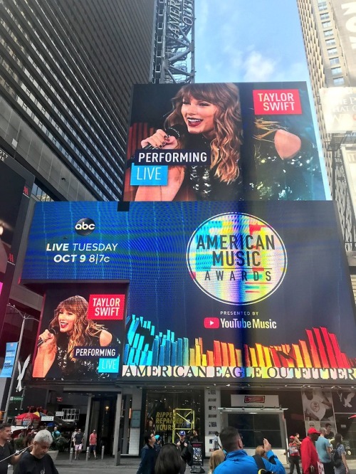 lovetheplayers:Billboard of Taylor in Times Square