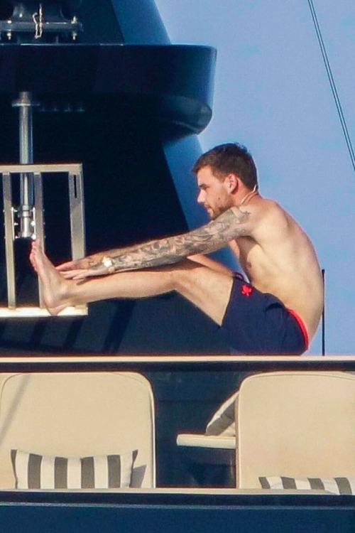 thedailypayne:Liam on a yacht with friends in Cannes, France -...