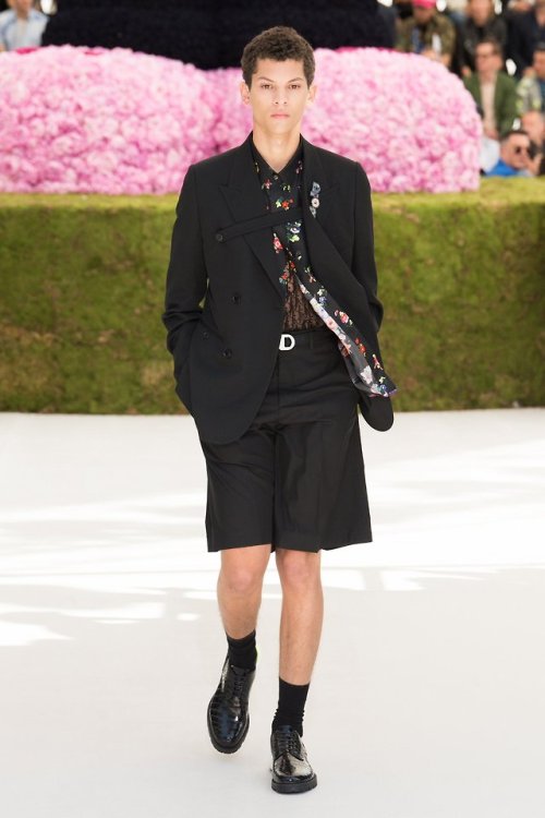 buddaimond:Robert Pattinson wore a Dior Men Spring 2019 black...