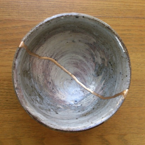 insipit:Kintsugi objectsKintsugi (golden joinery) or...