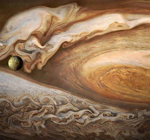 the-wolf-and-moon:Voyager’s Jupiter and Io