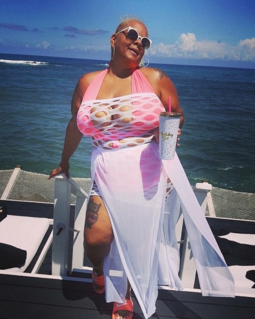 dclover86:My aunt sexy big ol tits!!!Auntie looking dam good