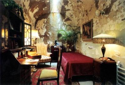 small-homes:Al Capone’s prison cell