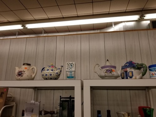 shiftythrifting:I bring you teapots.Like the gourd, but I...