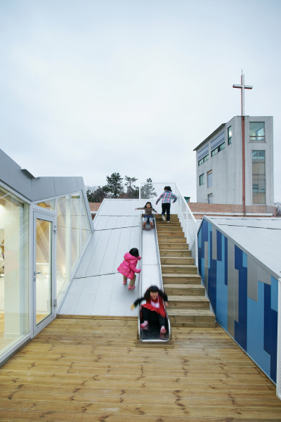 dezeen:<br /><br />Gangjin Children’s Centre by JYA-RCHITECTS<br />Photography by Hwang Hyochel<br />