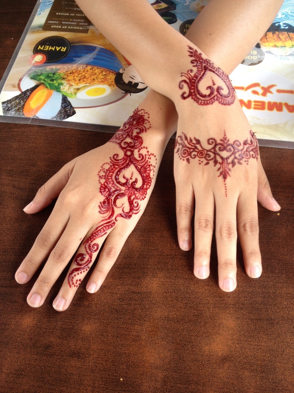  Gambar  Tato Nama Henna 