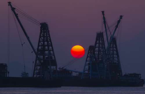 photographers on tumblr sun Hong Kong sea city sunset harbour travel milamai