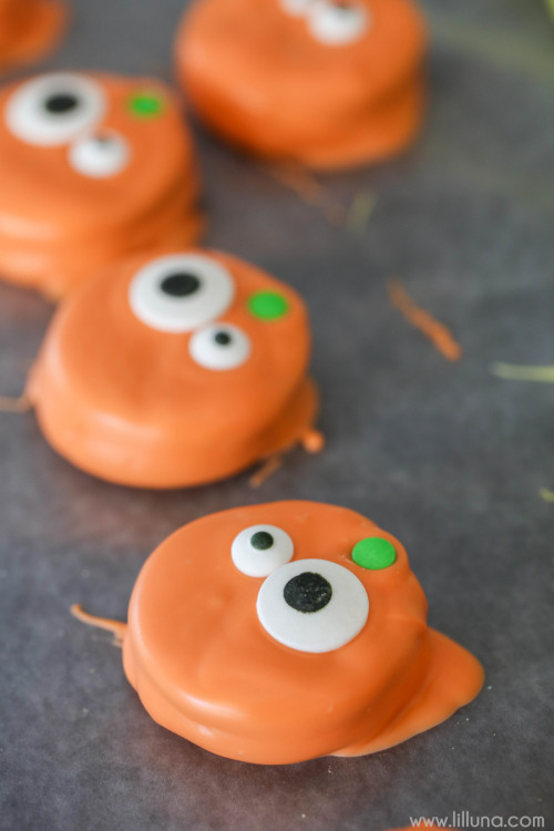 sweetoothgirl:Pumpkin Oreos