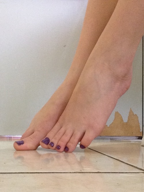 princess-olivia:My feet are US size 6 for those who are always...