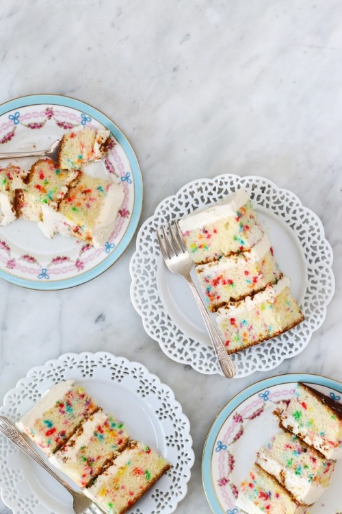 sweetoothgirl:Funfetti Cake with Whipped Cream Cheese...