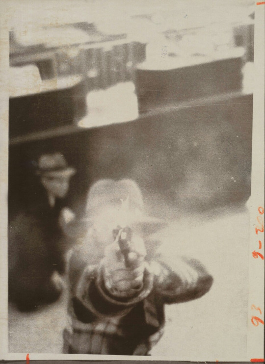 bullit-1987:
“Bank robber shooting his pistol at the surveillance camera in Cleveland, Ohio, 1977.
”