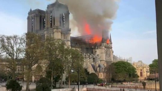 Notre-Dame cathedral: Firefighters tackle blaze in Paris - BBC News