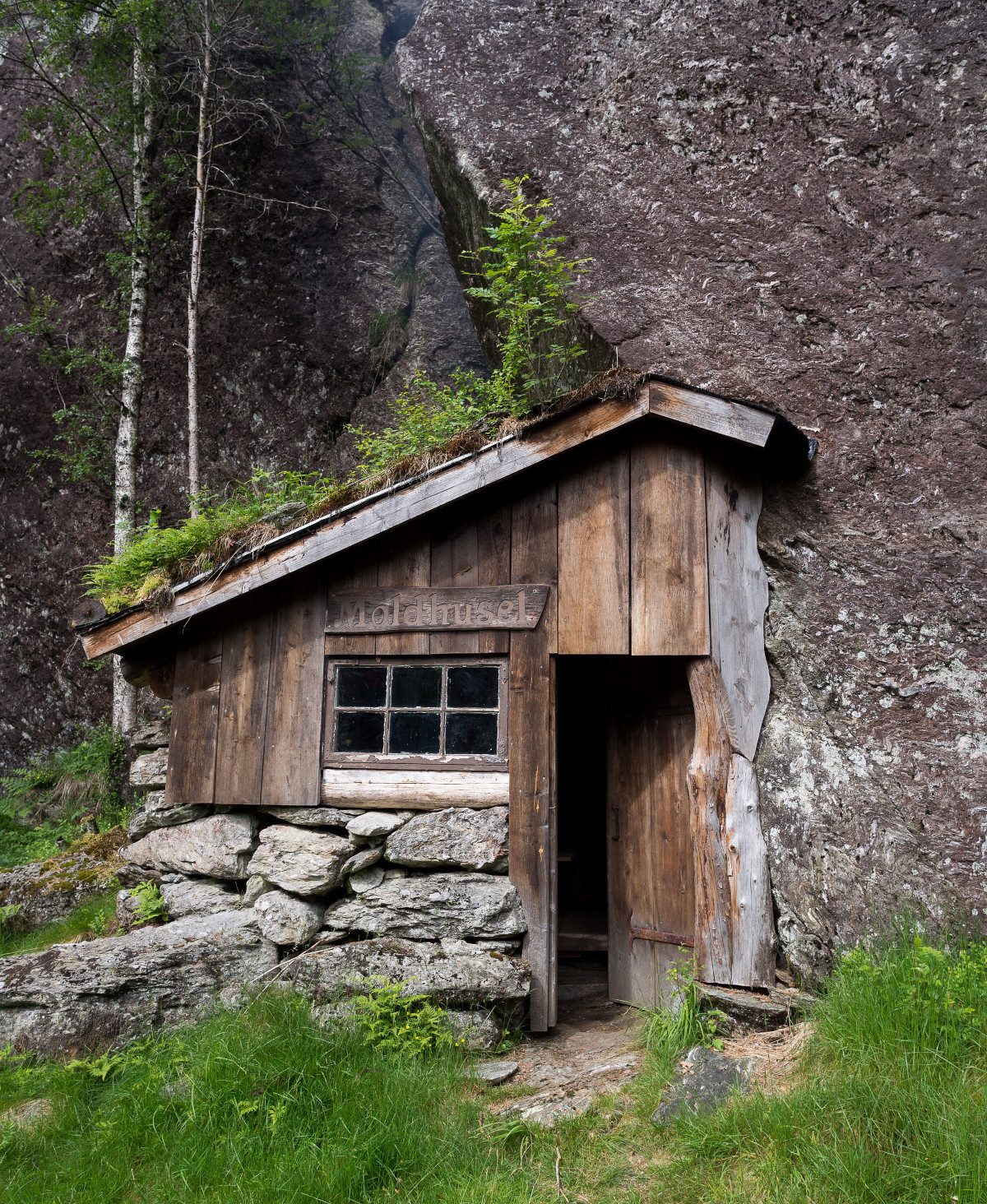 cabinporn:
“ Moldhuset (literally “the earth/soil house”), a mountain cabin in Vikedal, Norway built by Ole Fatland.
Contributed by Ole’s grandson, Johannes Grødem.
”