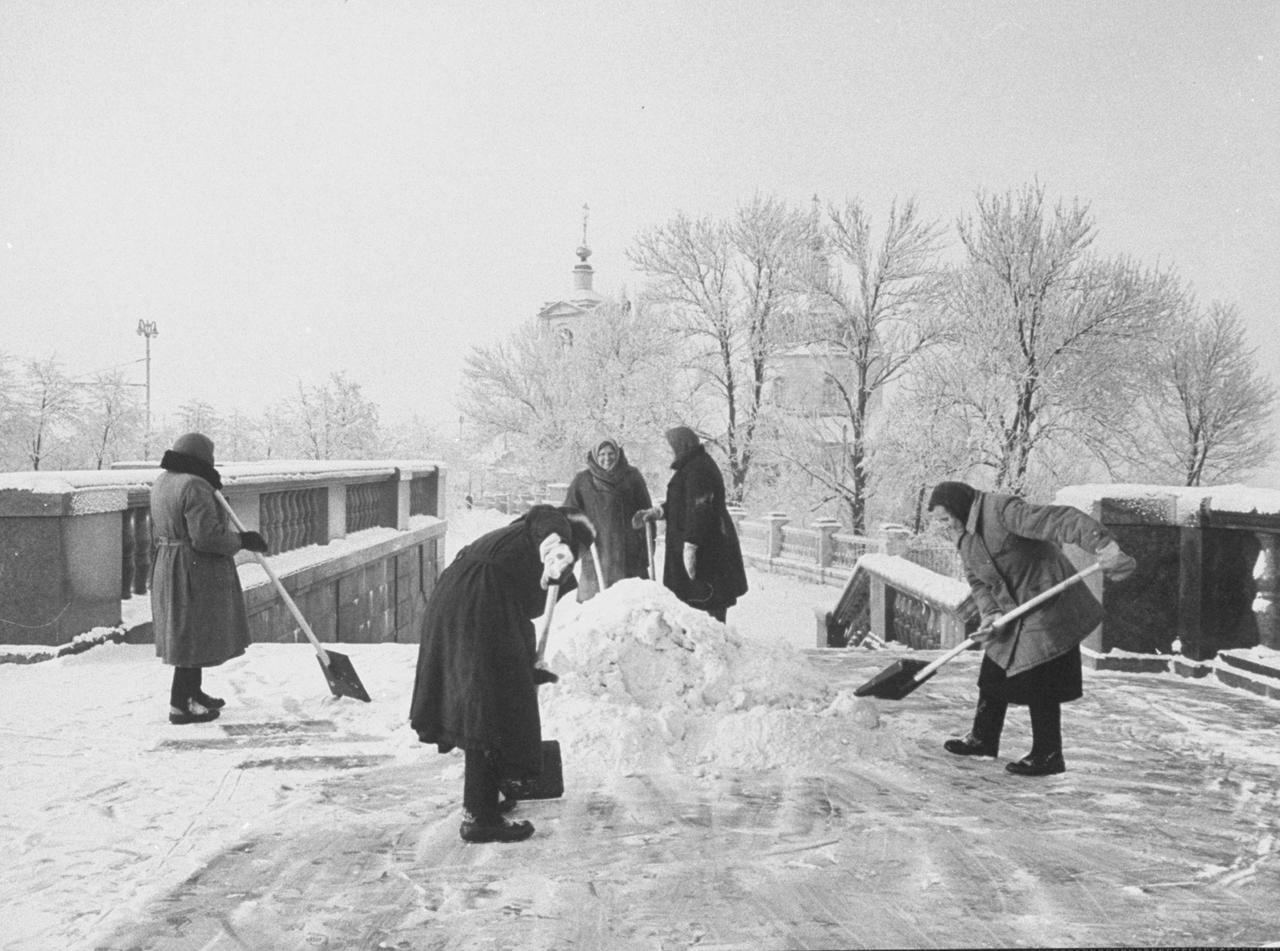 Shoveling snow in Moscow (1959). Photo by Carl Mydans/LIFE.