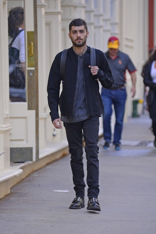 fyeahzaynjmalik:Zayn out and about in NYC - 09/30 (credit)