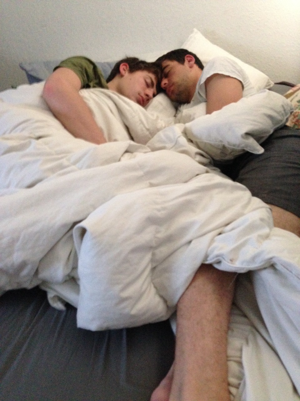 спящие вместе гей парни фото 6
