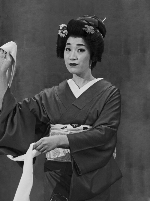 Konoha Dancing (by Rekishi no Tabi)
“ Pictured here is the geisha Konoha (小乃葉) from the Yamanaka Onsen, from Kanazawa in Ishikawa Prefecture.
”