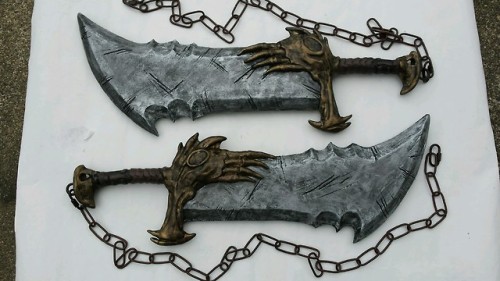 undauntedhaunted:Here’s some more pics of the blades of chaos...