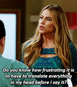 Personagem de Modern Family falando sobre como é difícil traduzir tudo em sua cabeça antes de falar.