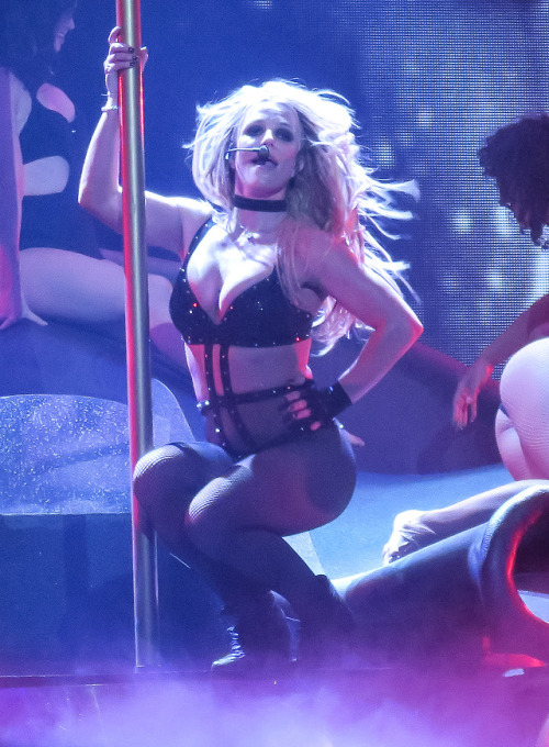 britneyspearsuniverse:Britney performing at the Piece of Me...