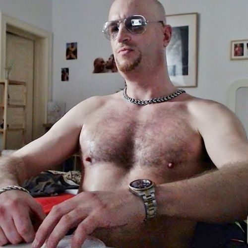 Nipple pigs - A blog focused on gay nippleplay