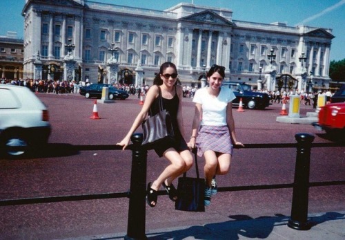 brookbooh:Meghan Markle posing in front of the palace at 15...