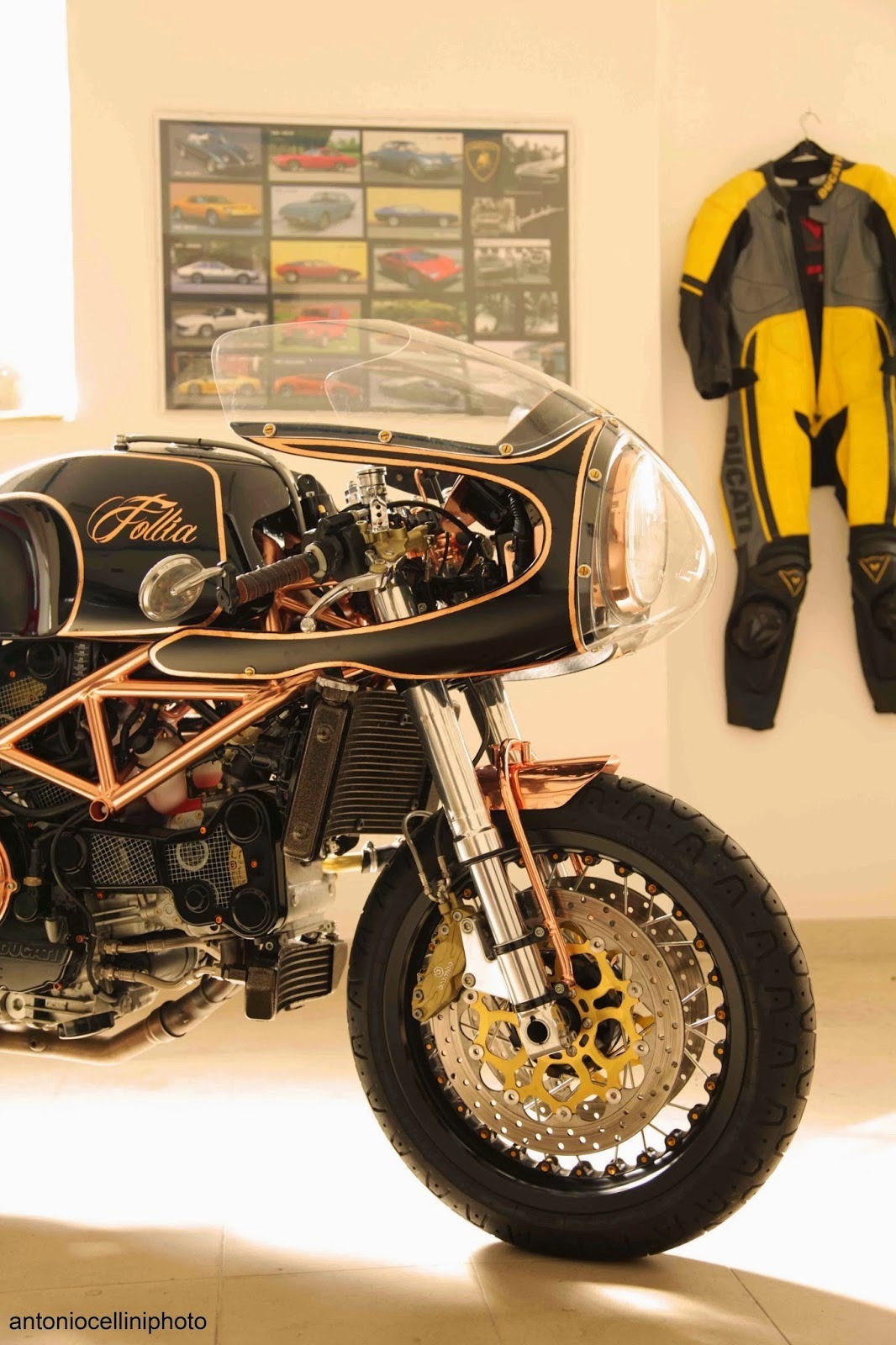gr333nyboystuff:
“Ducati 916 Follia by Gustoadulto Custom , photo by Antonio Cellini.
”