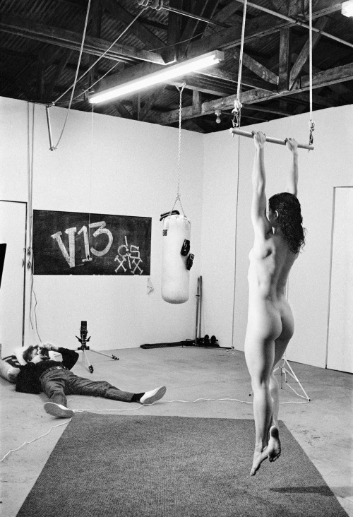 sendommager:Helmut Newton photographing Lisa Lyon, California,...