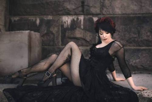 wig gothic niinasusanna gothicfashion gothsofinstagram romanticgoth modelphotography portraitphotography outdoorportraits punkraven darkbeauty janinordqvist