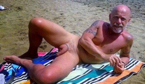 males-naked:Reblog from nudistguysonly, 133k+ posts, 63.1...