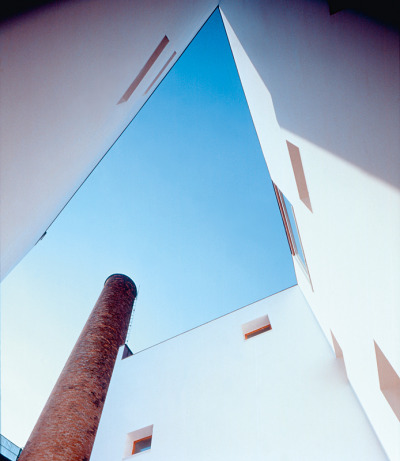 subtilitas:<br /><br />Cinno Zucchi - ex-Junghans residential building D, Venice 2002. Part of a larger complex on the site of a former industrial complex at the intersection of two canals on  La Giudecca island. Via, photos © Pietro Savorelli.