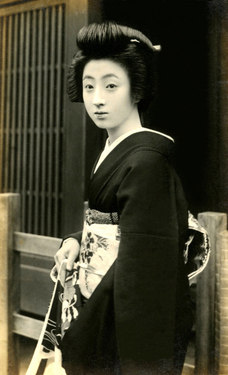 Geiko Tokiko 1926 (by Blue Ruin1)
“ Tokiko as a Geiko (Geisha), standing outside of an Okiya (Geisha house). The same photograph appears in the 1926 “Miyako Odori” (Cherry Dance) programme.
”