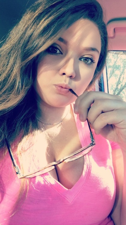 whiskeyybentanddhellboundd:When you’re stuck in the car bored…...