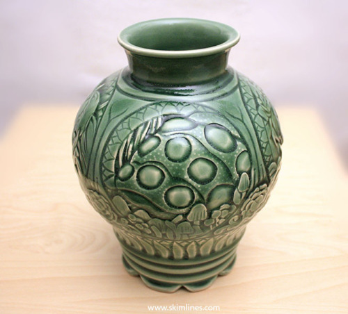 skimcasual:The vase :D greenware photos. It will be in the art...