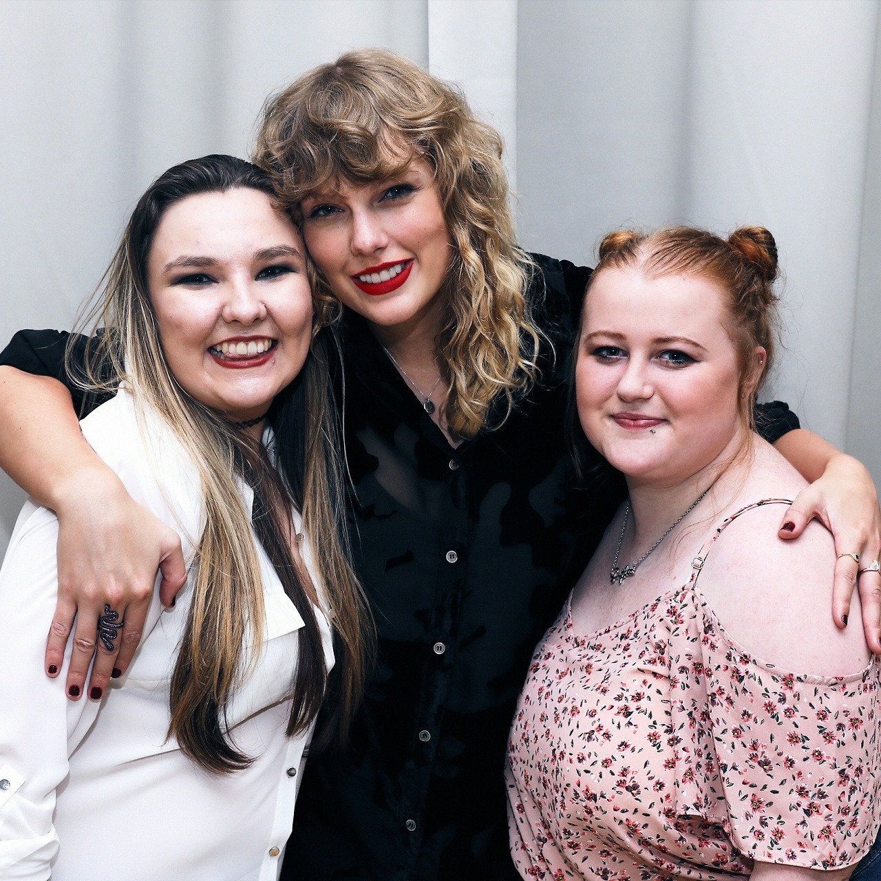 Secret Sessions London : Taylor Swift Poses With Fans ...