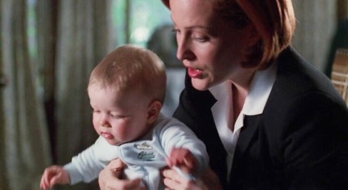 foxywithsculls:jkssjjj I can’t handle the way mulder looks at...