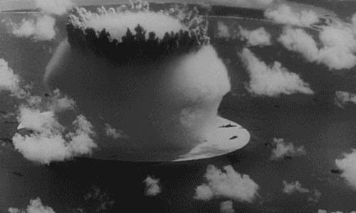 Resultado de imagem para explosÃ£o nuclear gif